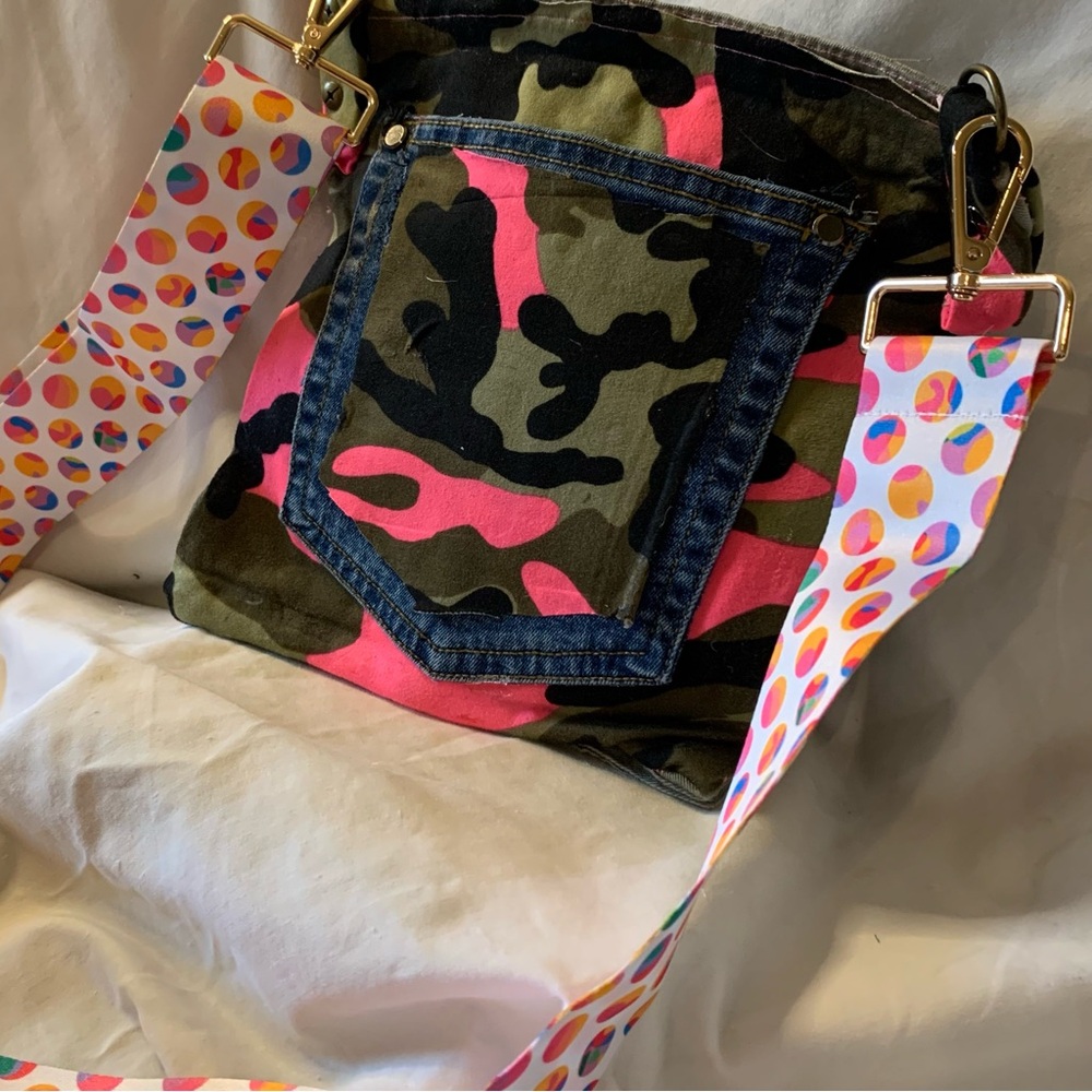 Chic Khaki Crossbody Bag with Vibrant Strap - Picture 8 of 10